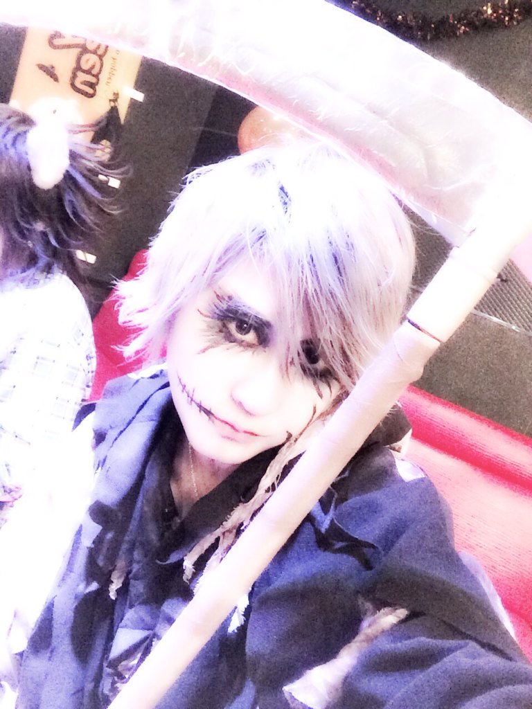 夜咲伊織 Mistral Sur Twitter ハロウィンイベントありがとうございました 死神メイクが思ったよりうまくできてうれしい伊織です Fwf みんなとの写真ゆっくりのせていきますー Mistral ハロウィン 死神 T Co Edjcyeobh4