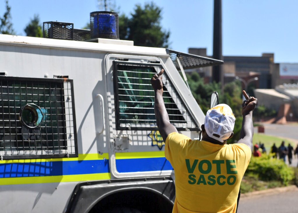 Netwerk24Berig's tweet photo. MT @hermanverwey: Stakende TUT-studente het hulleself terug op die kampus geforseer.
#TUTFeesMustFall
https://t.co/BWEMval31Y