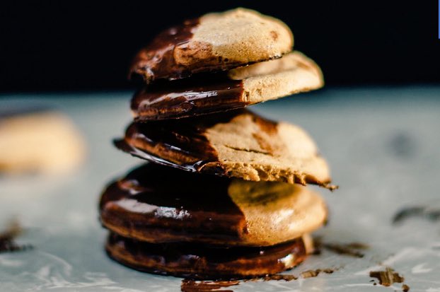 KirstenHenry's tweet photo. 10 Decadent Dishes for Dark Chocolate Lovers ❤️
#vegan 

Recipes
https://t.co/QnBD6ACipH https://t.co/ENBu8Ym1RF
