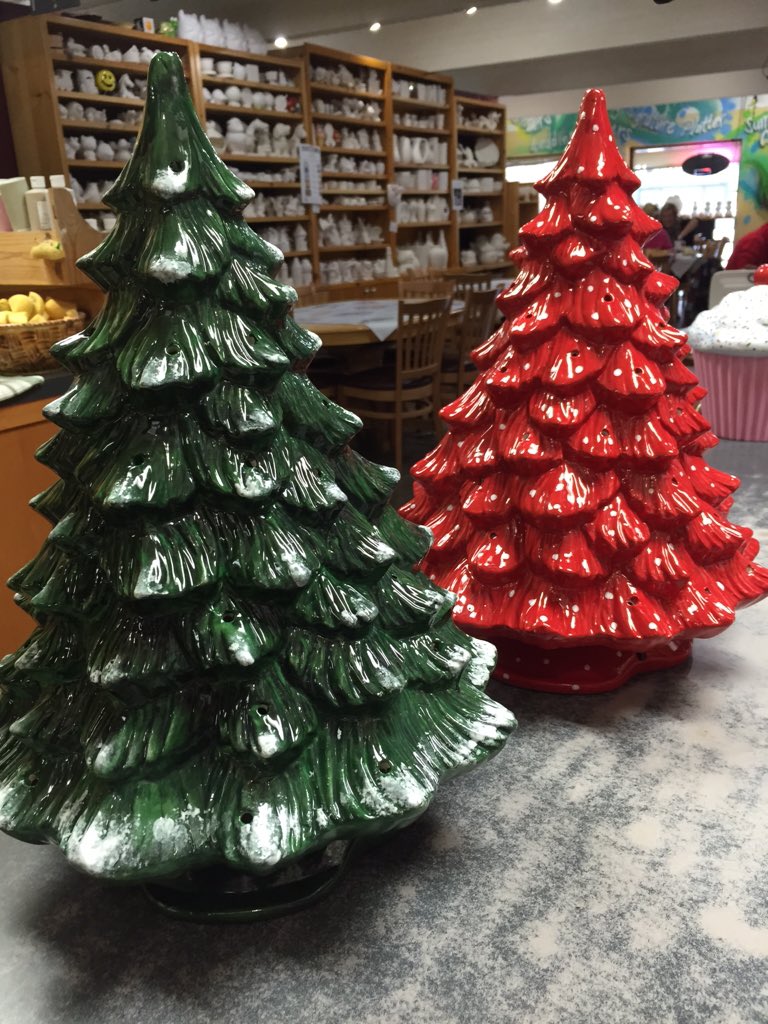 colorcafecanada's tweet photo. Red or Green? ๐๐จ #vintagetree #vintageceramictree #xmas2015 #Art #ColorMeDifferent #colormemine #create #becreative https://t.co/fLmYKU7Cta