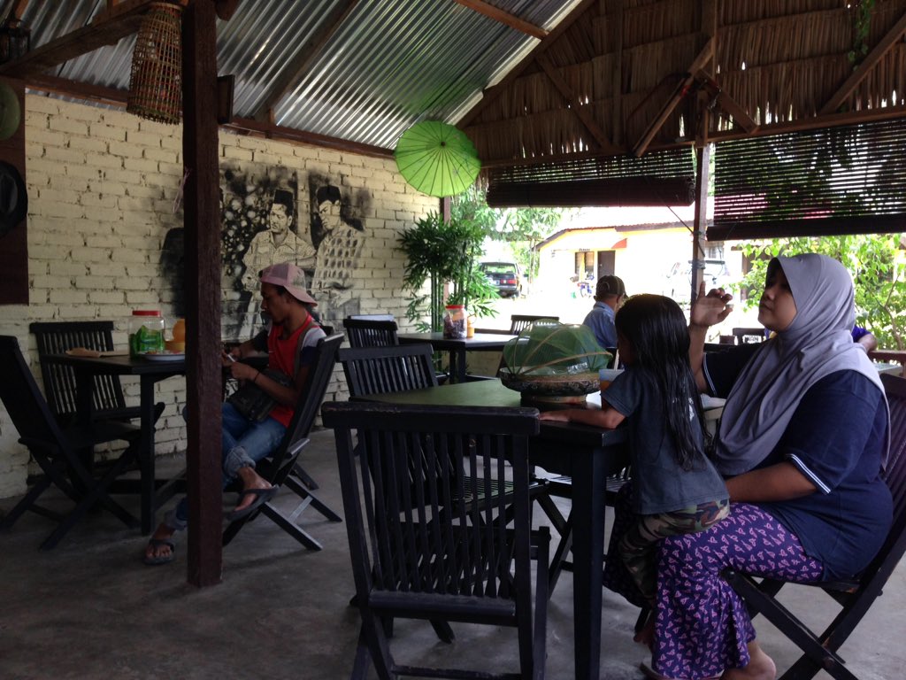 shahrezaki's tweet photo. Makanan tengahari dan (air kopi dan teh o #rm1 ) #warungnorlot #kampungtiram @im4BN @KuantanReview @kuantantv https://t.co/1EGA4wK6TY