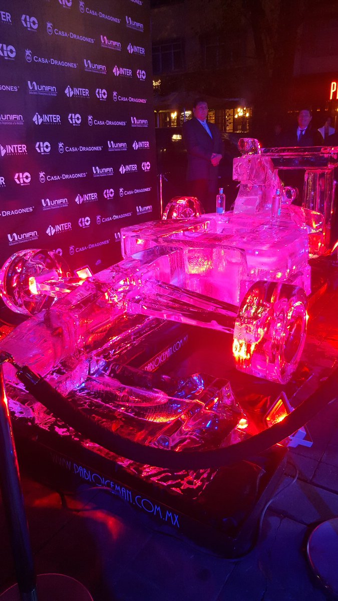 PopLoversMX's tweet photo. y que nos encontramos  a #PabloIceman de @figuradehielo woww con su diseño de auto fórmula 1 https://t.co/xnTOOU2NvG