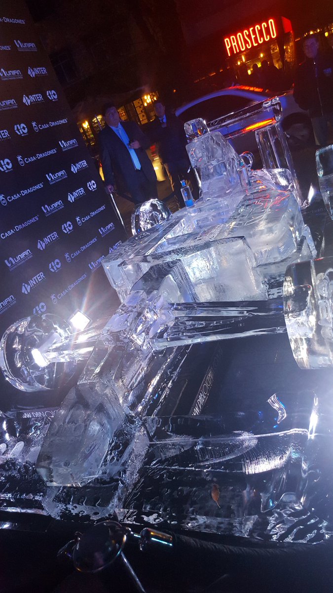 PopLoversMX's tweet photo. y que nos encontramos  a #PabloIceman de @figuradehielo woww con su diseño de auto fórmula 1 https://t.co/xnTOOU2NvG