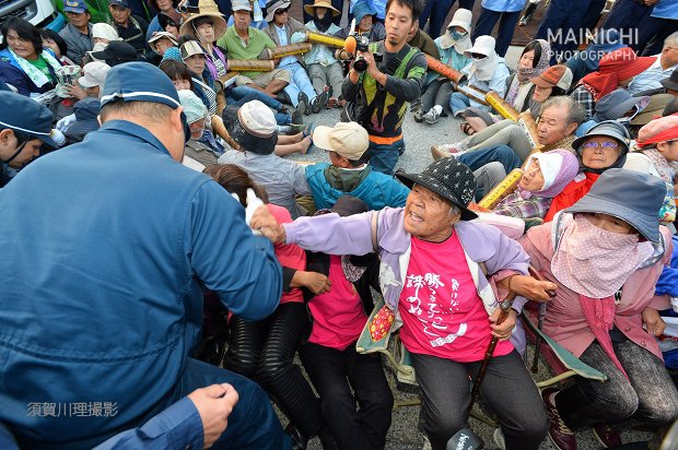 mainichiphoto's tweet photo. https://t.co/2wKpjET17Q 政府は米軍普天間飛行場の移設先の名護市辺野古沿岸部の埋め立てに向けて陸上部分で本体工事に着手しました。騒然とする現場を９枚の写真特集で https://t.co/8IdACBP2Yi
