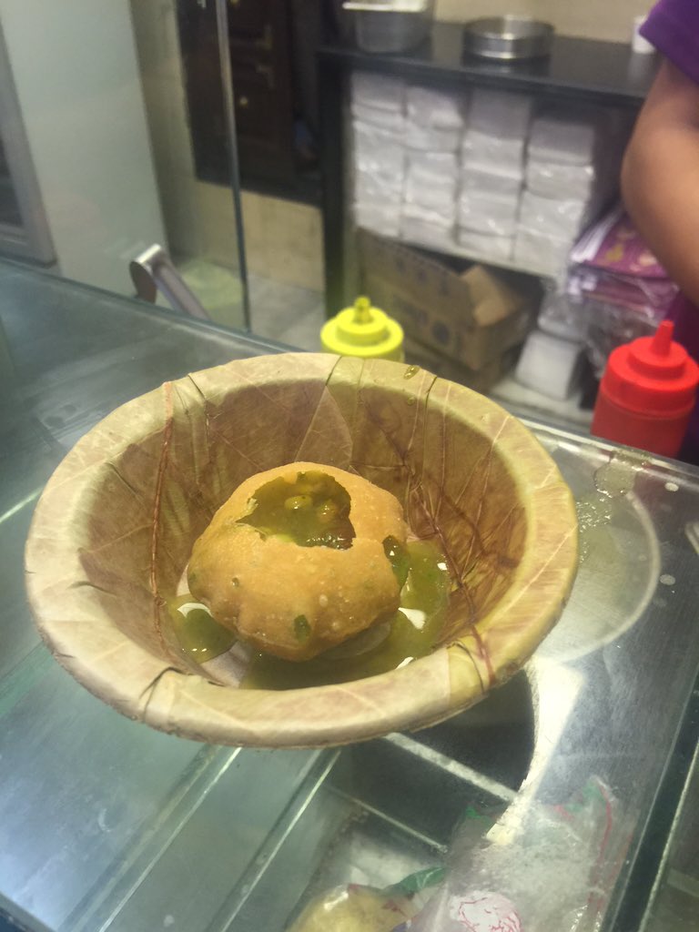 NCSupperClub's tweet photo. #Mumbai is best for #Indian Chaat stalls and Pani Puri is irresistible.. 😋😀👍 #Teddington #foodies #SnackScenes #yum https://t.co/f7jS8Cd1CM