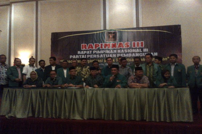 Metro_TV's tweet photo. Kubu Romahurmuziy Minta Jokowi Abaikan Surat Djan Faridz https://t.co/fvThGOfK5g https://t.co/QAWacNUpHd