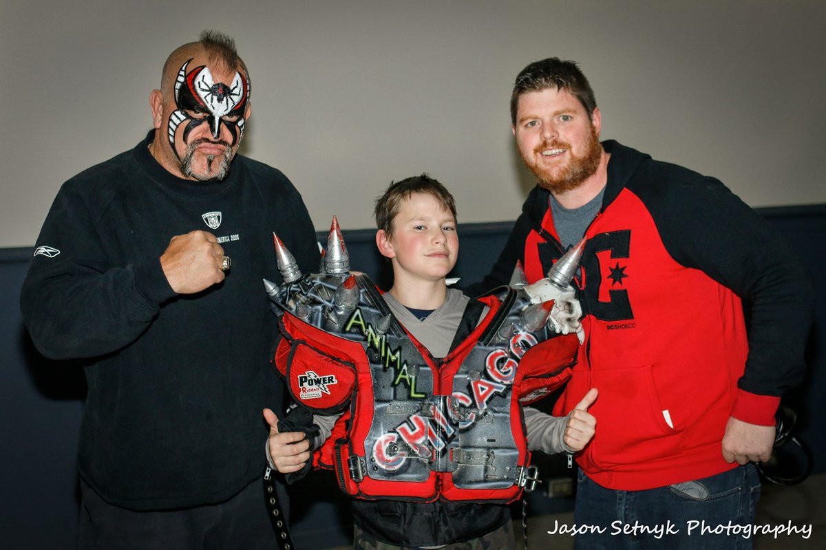 officialmpw's tweet photo. WWE Hall of Famer Road Warrior Animal posing with some great fans this past Saturday night.

Credit: Jason Setnyk https://t.co/sLMgoT9SgN