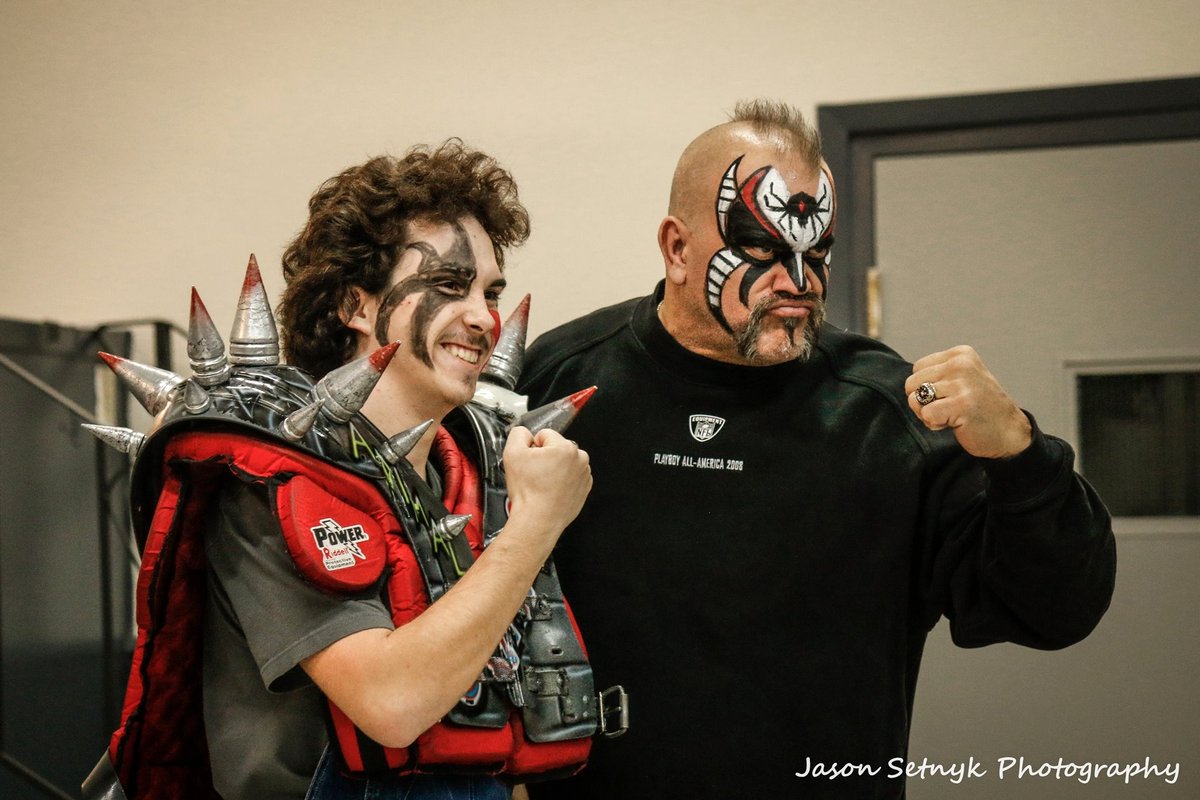 officialmpw's tweet photo. WWE Hall of Famer Road Warrior Animal posing with some great fans this past Saturday night.

Credit: Jason Setnyk https://t.co/sLMgoT9SgN
