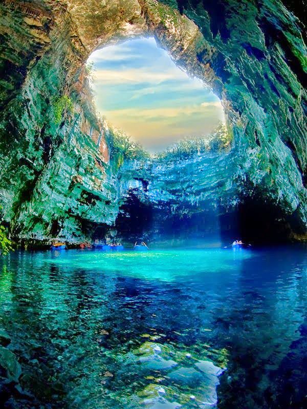 PaisajeGeo's tweet photo. Cueva Melissani https://t.co/C4O0684i6H