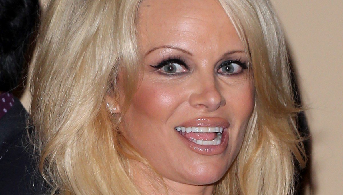 Pamela Anderson Woah Oops Pamela Anderson Suffers Embarrassing