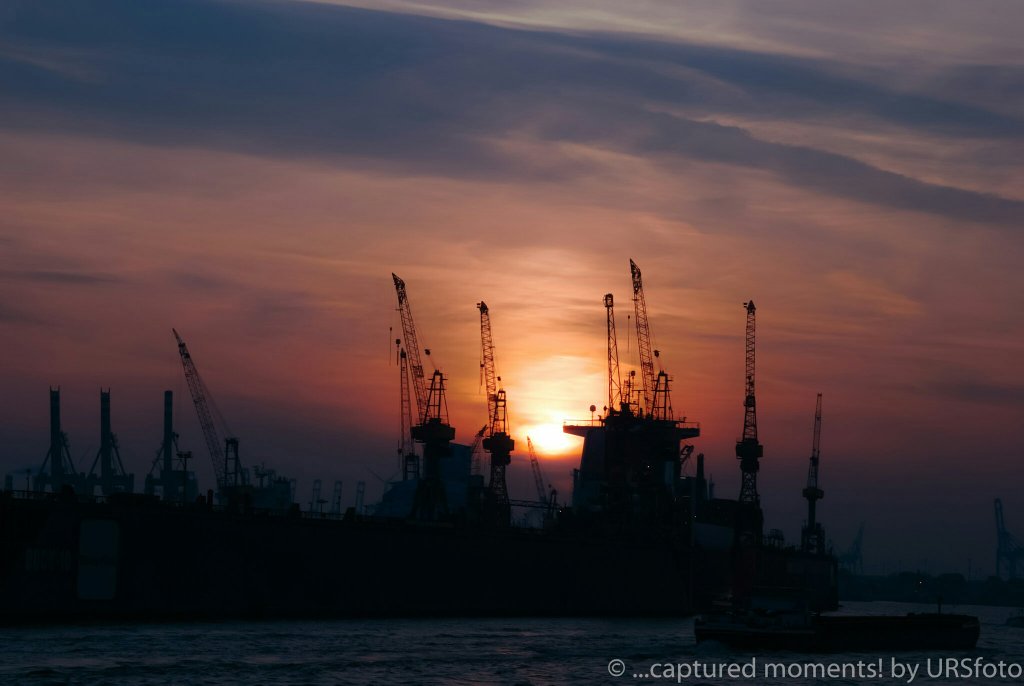 URSfoto's tweet photo. SUNDOWN 
...captured moments! by URSfoto 
#hamburgharbor #Landungsbrücken https://t.co/MHtpqBQVcI