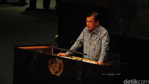 detikcom's tweet photo. Setahun Kabinet, Wapres JK: Ibu Susi Menteri Paling Terkenal dan Berani https://t.co/TzWtLXXPGk https://t.co/rED2b757v5