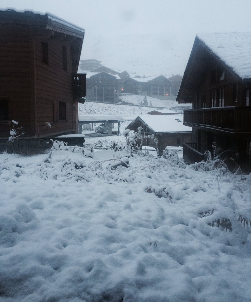 Linzaroony's tweet photo. What a difference a week makes... #tignes #snow #overexcited https://t.co/B3G8uTHyIu