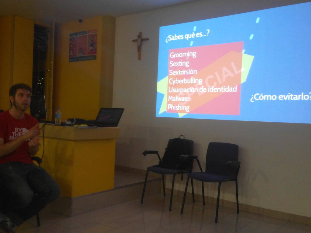 SaraSinla's tweet photo. Seguimos con @llorentejavi interesante #FormaRedes l ventajas e inconvenientes #Redes @P_Sociales @JuanSonadorVall https://t.co/08kwNaS39k