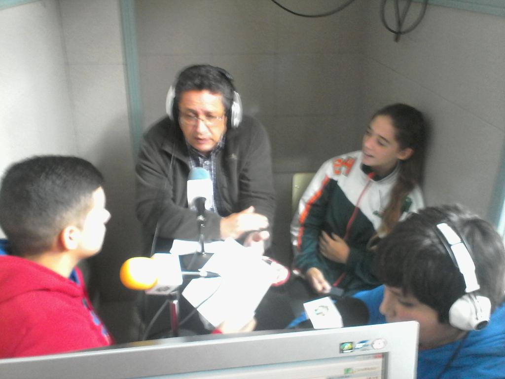 RadioEsTegueste's tweet photo. Estamos entrevistando al profesor Enrique niebla, responsable del proyecto GLOBE
#TallerRET
Sintoniza la 107.3 https://t.co/zSgVnMvGC3