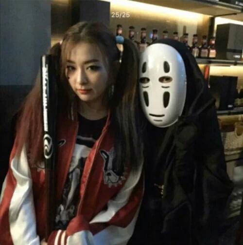 midnightshon's tweet image. That moment when you realise that Wendy actually posed with a v sign