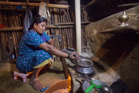 UNDP's tweet photo. W/ @thegef, 2000 homes in #India install smokeless stoves, 1/2 less emissions: https://t.co/SHcQcD5Hcv #SDGs https://t.co/4sGxp7l7gt