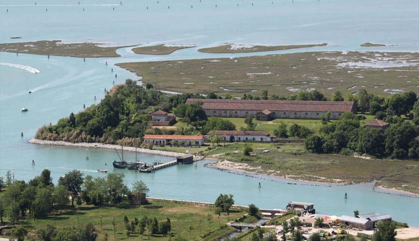 VeniceToExpo's tweet photo. Sabato 31ottobre ultima data per visitare l'Isola del #LazzarettoNuovo 
#Autunno in #Laguna https://t.co/sLDSZeZYQo https://t.co/oaXOAm1k7R