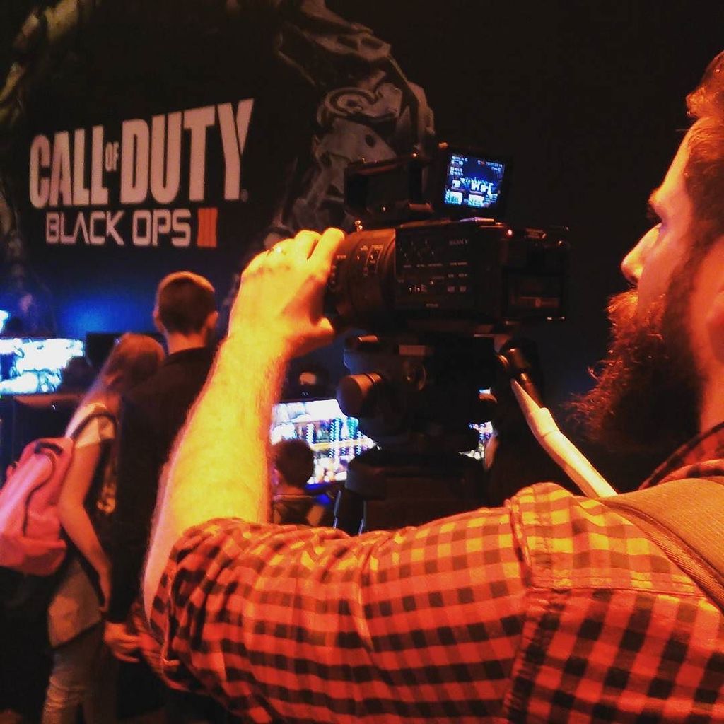 Explosive_Alan's tweet image. Filming in the incredibly orange #blackops3 area at #parisgamesweek #ExplosiveAlan ift.tt/1MVCTMg