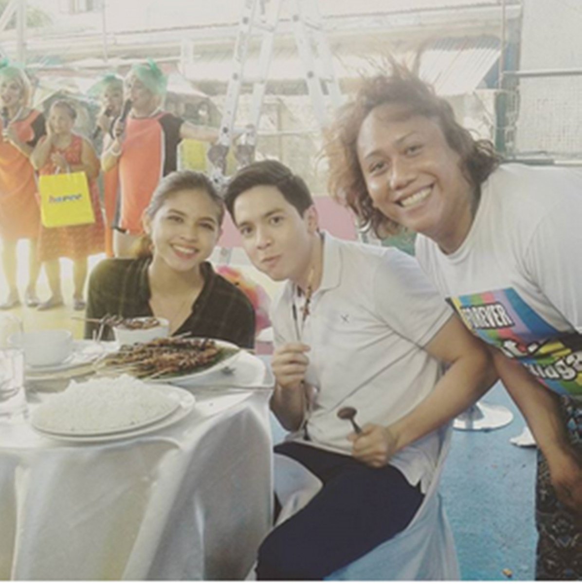 aldubmaiden's tweet photo. Maine, Alden and Oreo. :)
#ALDUB15thWeeksary https://t.co/n77hNpy4A5