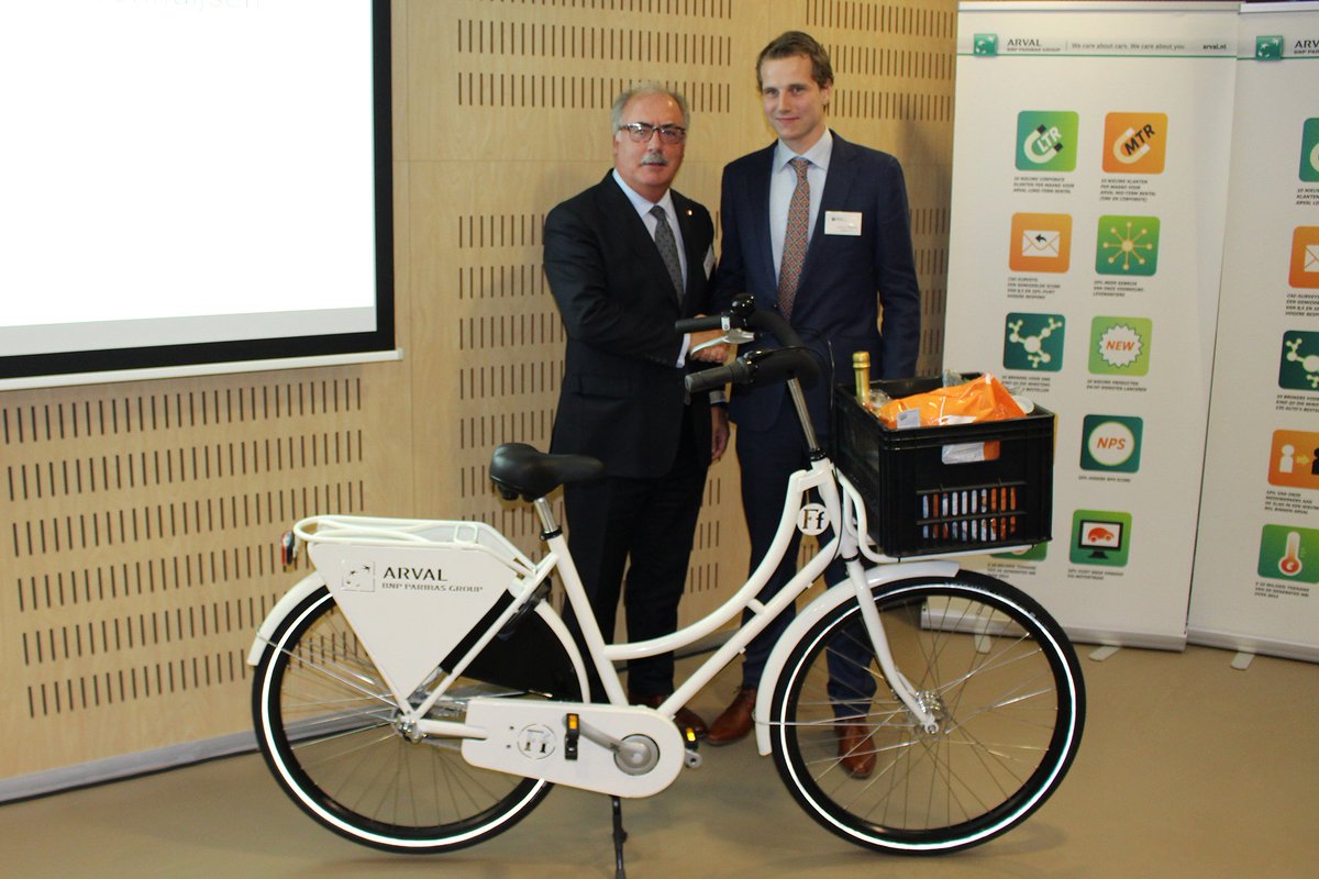 Een trotse Sander Bleijswijk namens <a href="/SchadenetvBeek/">Schadenet van Beek</a>! Als winnaar 'Beste Schadeherstel-partner' van <a href="/Arval_Nederland/">Arval bv</a>!