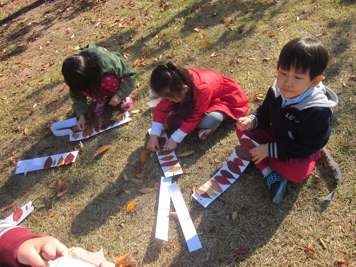 ok4214's tweet photo. 한솔어린이집 5,6,7세 친구들은 중앙공원으로 숲놀이를 다녀왔습니다. ^^* 가을이 되어 변화한 숲의 모습을 감상하고, 알록달록 물든 나뭇잎을 이용해서 나뭇잎 왕관과 나뭇잎 인형도 만들어 보았답니다.^^* https://t.co/Ose80y2JNq