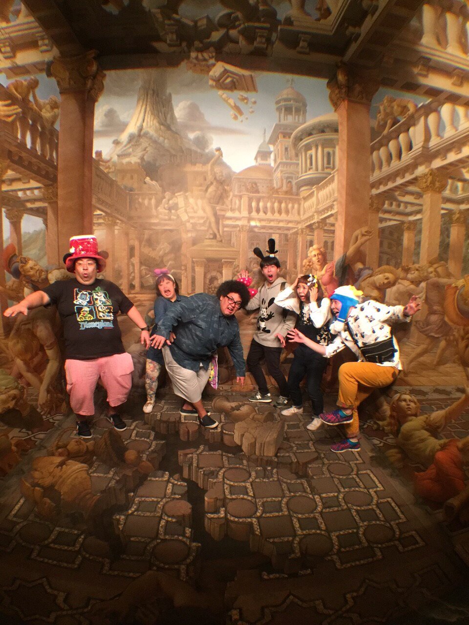 ニュースサイト Ovo オーヴォ 公式 東京ディズニーシー トリックアートの世界へようこそ ツートンカラー上田の心ここにあらジン こんな場所があったんですね T Co Eqxzhell5p ディズニー好きな人rt ディズニー好きと