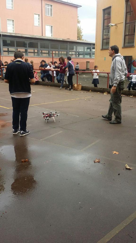 fabrizioolati's tweet image. Oggi alle 11 hangout CosaVedonoLeAquile con i droni di #IstitutoMassimo e #MakingDrones
@fmdigitale @Fiammetta_FMD