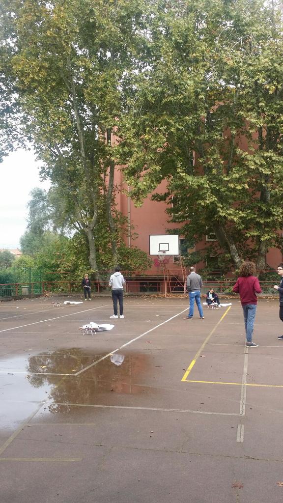 fabrizioolati's tweet image. Oggi alle 11 hangout CosaVedonoLeAquile con I droni di #IstitutoMassimo e #MakingDrones
@Ana_fmd