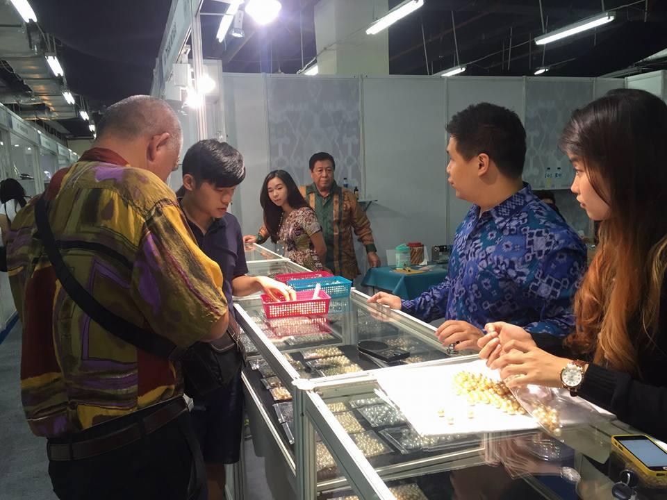 IndPearlFes2015's tweet photo. Antusiasme para pengunjung ketka menyaksikan keindahan mutiara #ISSP yang ada pada pameran #IPF2015 https://t.co/oTx1mc6Ygj