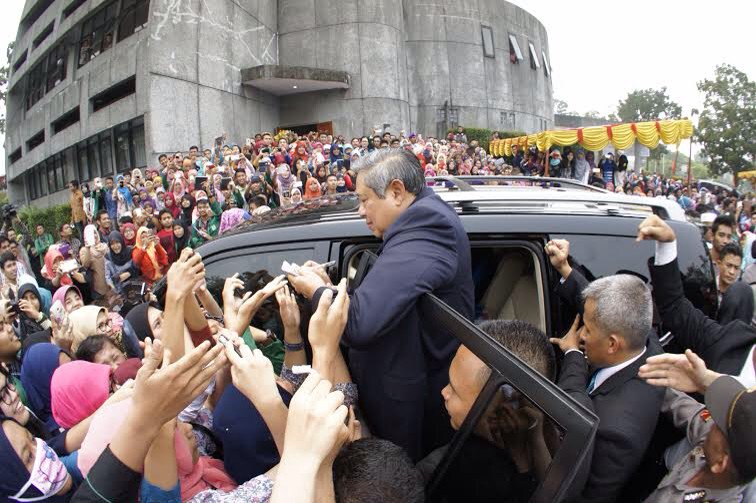 SBYudhoyono's tweet photo. SBY beri pidato kunci pd International Conference on Green Development in Tropical Regions di Univ Andalas, hari ini https://t.co/4cBx7SuEye
