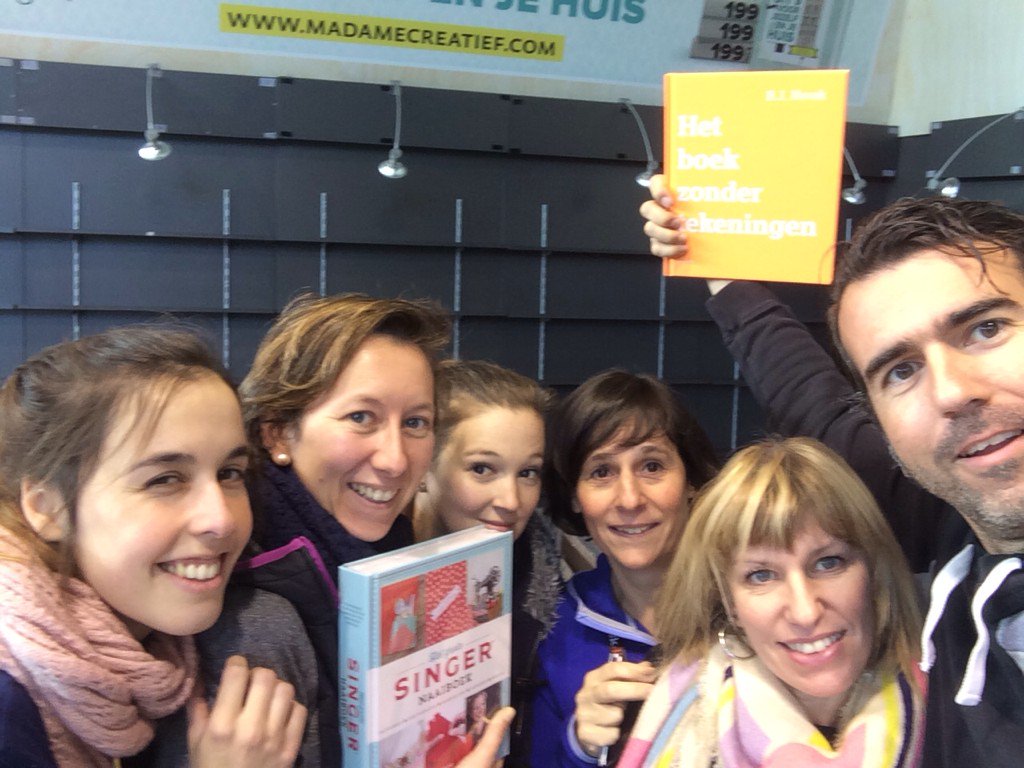 Opbouwdag stand <a href="/Lannoo/">Uitgeverij Lannoo</a> #bkb15 met <a href="/Paulien_DS/">Paulien De Smet</a>, @wouters_leen , <a href="/AlgoetNcloud/">Nadine Algoet</a>, @jochenvl