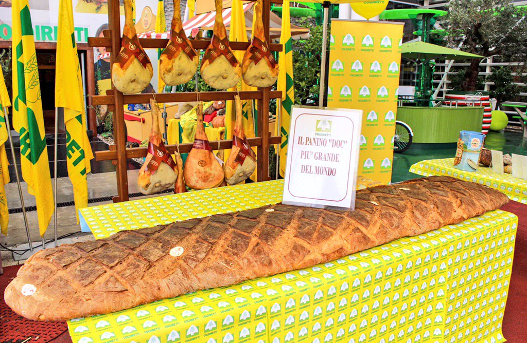 coldiretti's tweet photo. #Expo2015, al #PadColdiretti tagliato panino da record: 3 metri di pane di Altamura con salumi italiani Dop https://t.co/dRCnd1PZJJ