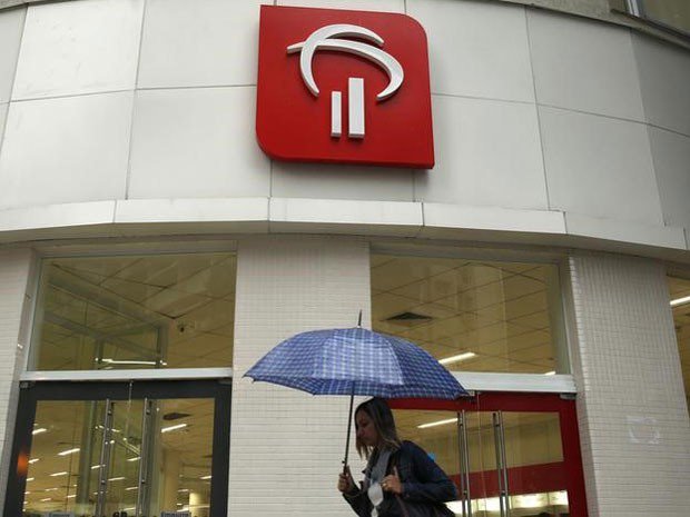 g1's tweet photo. Lucro do Bradesco cai para R$ 4,12 bilhões no 3º trimestre https://t.co/ySnljtqZzE #G1 https://t.co/bZ0jjLRGD4