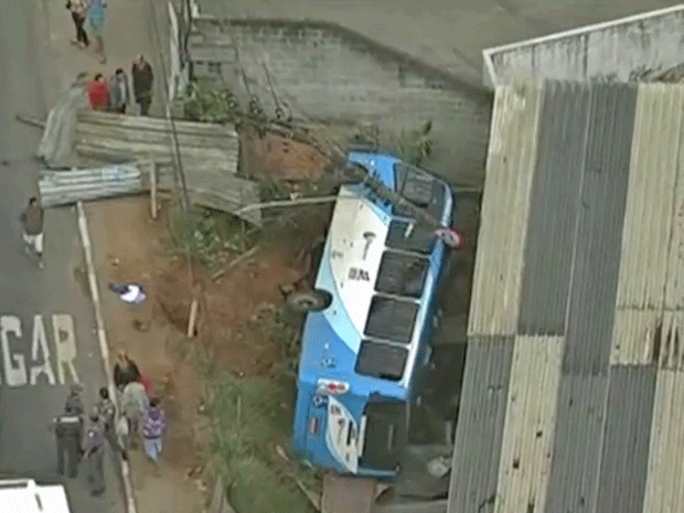 g1saopaulo's tweet photo. Ônibus capota e acerta poste na entrada de galpão em Guarulhos, SP https://t.co/UaEdAlgShg #G1 https://t.co/56KqCi1T7U