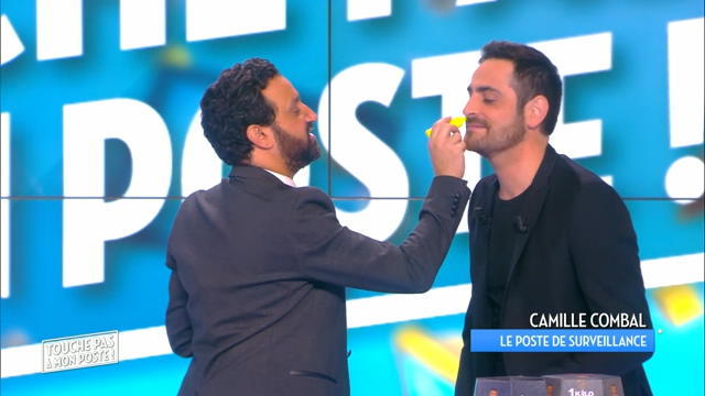 C8TV's tweet photo. Le fayot a encore frappé ! @CamilleCombal a offert un très beau cadeau à @Cyrilhanouna > https://t.co/y6CbRORiMX https://t.co/pUdUEtgRoT