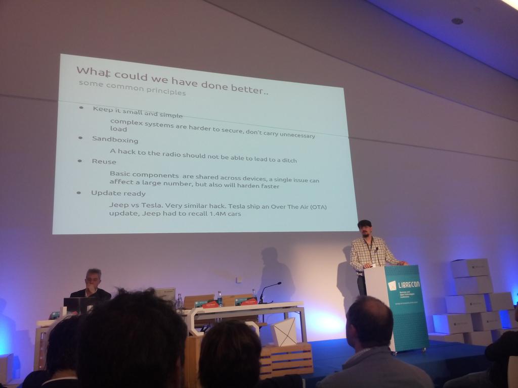 Ciges's tweet image. Escuchando las recomendaciones de seguridad de un ingeniero de Canonical aplicado a IoT y automoción #librecon2015