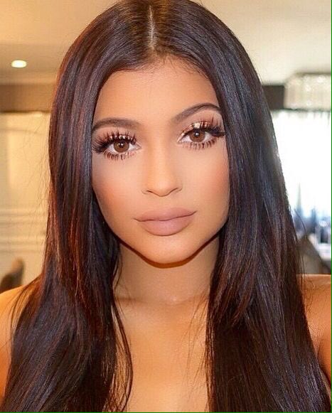 PostbadEVR's tweet photo. Malgré tout ce plastique faut avouer qu'elle est 😍😍😍😍😱🎀 #KylieJenner https://t.co/0iJ8ipN6Ny