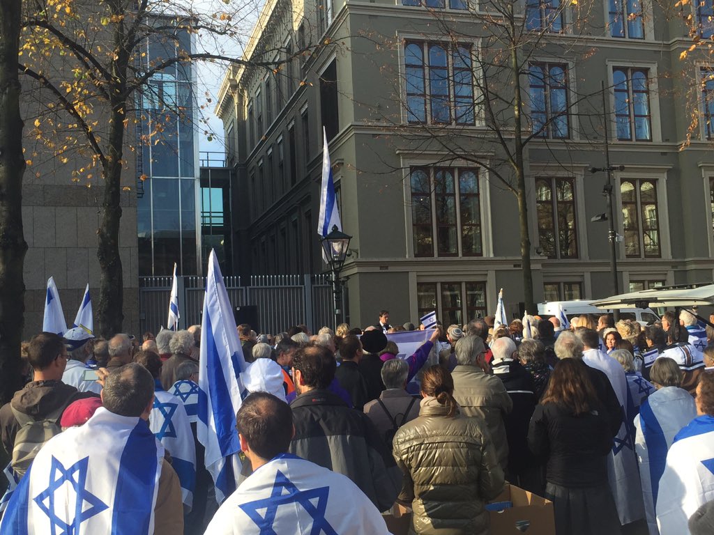 fverhoef's tweet photo. .@JoelVoordewind: 'Vandaag ontvangen we de heer Abbas. Ik zeg bewust geen president Abbas.' Luid applaus #israeldemo https://t.co/OTC5d3Ove1