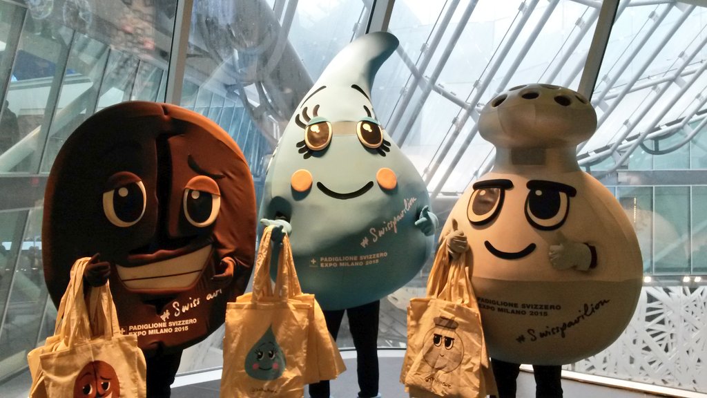 PadiglioneCH's tweet photo. Le nostre mascotte si aggirano per @Pad_Ita2015 per incontrare i bambini delle scuole! #SwissPavilion #Expo2015 https://t.co/y4WyTkIgGj