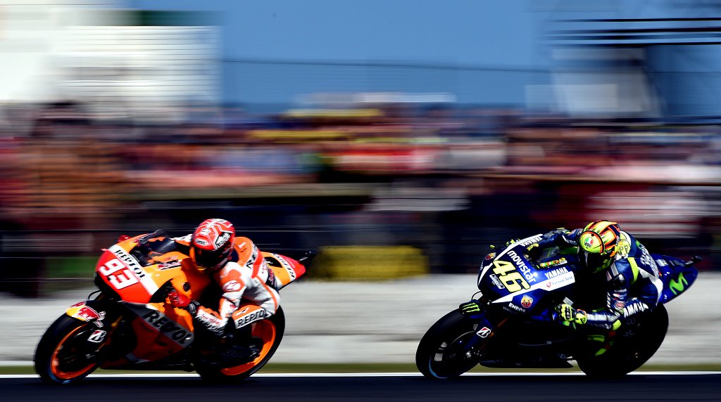 Metro_TV's tweet photo. [Populer] Manuver Marquez Menghalangi Rossi Bukan Sebuah Pelanggaran https://t.co/TYTq4LdnxZ https://t.co/nDVzLyK52K