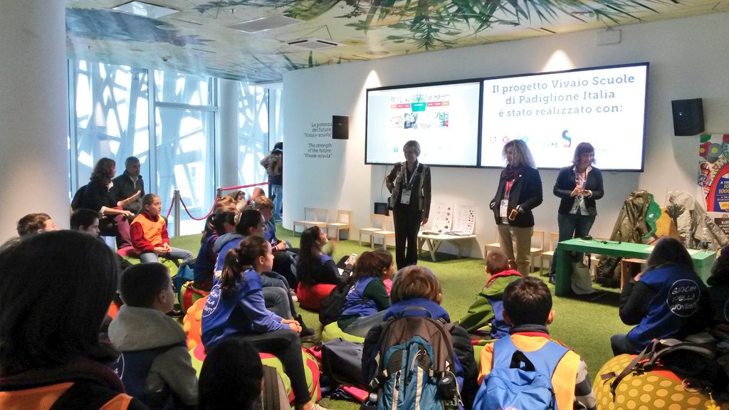 PadiglioneCH's tweet photo. Le nostre mascotte si aggirano per @Pad_Ita2015 per incontrare i bambini delle scuole! #SwissPavilion #Expo2015 https://t.co/y4WyTkIgGj
