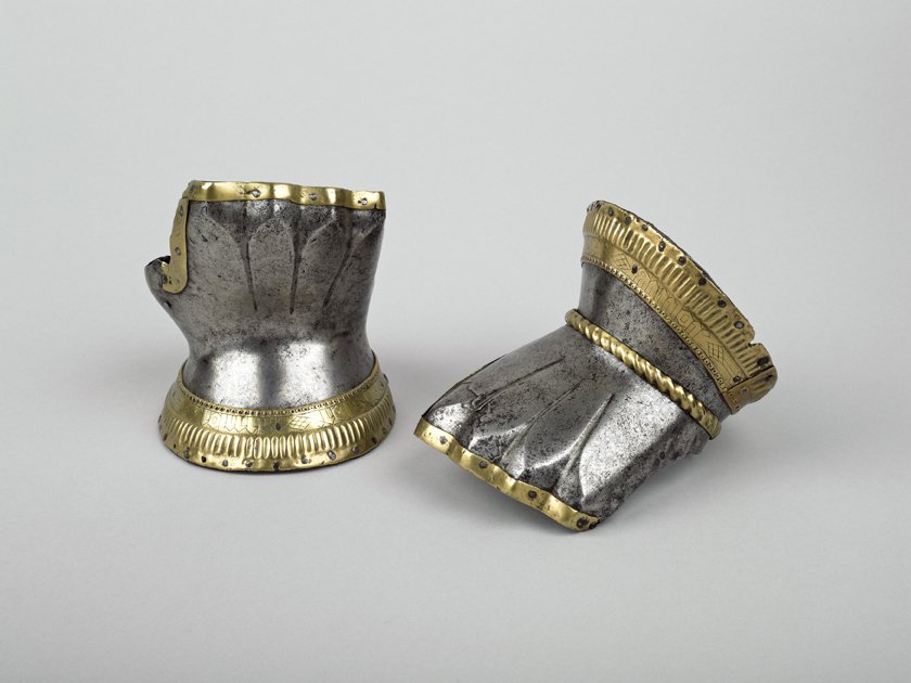 WallaceMuseum's tweet photo. Currently in our #free #Agincourt display, here is a pair of richly decorated #C14th gauntlets https://t.co/htLla7jQKq
