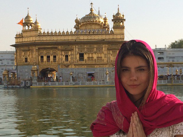 g1's tweet image. Brasileira muda de vida, decide morar na Índia e ensina yoga para turistas glo.bo/1NCCd1b #G1