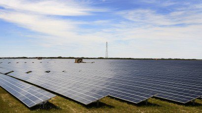 Davos's tweet photo. How renewable energy is helping indigenious Canadians fight climate change https://t.co/L0Hsp1YVp9 https://t.co/6I0khJBvd7