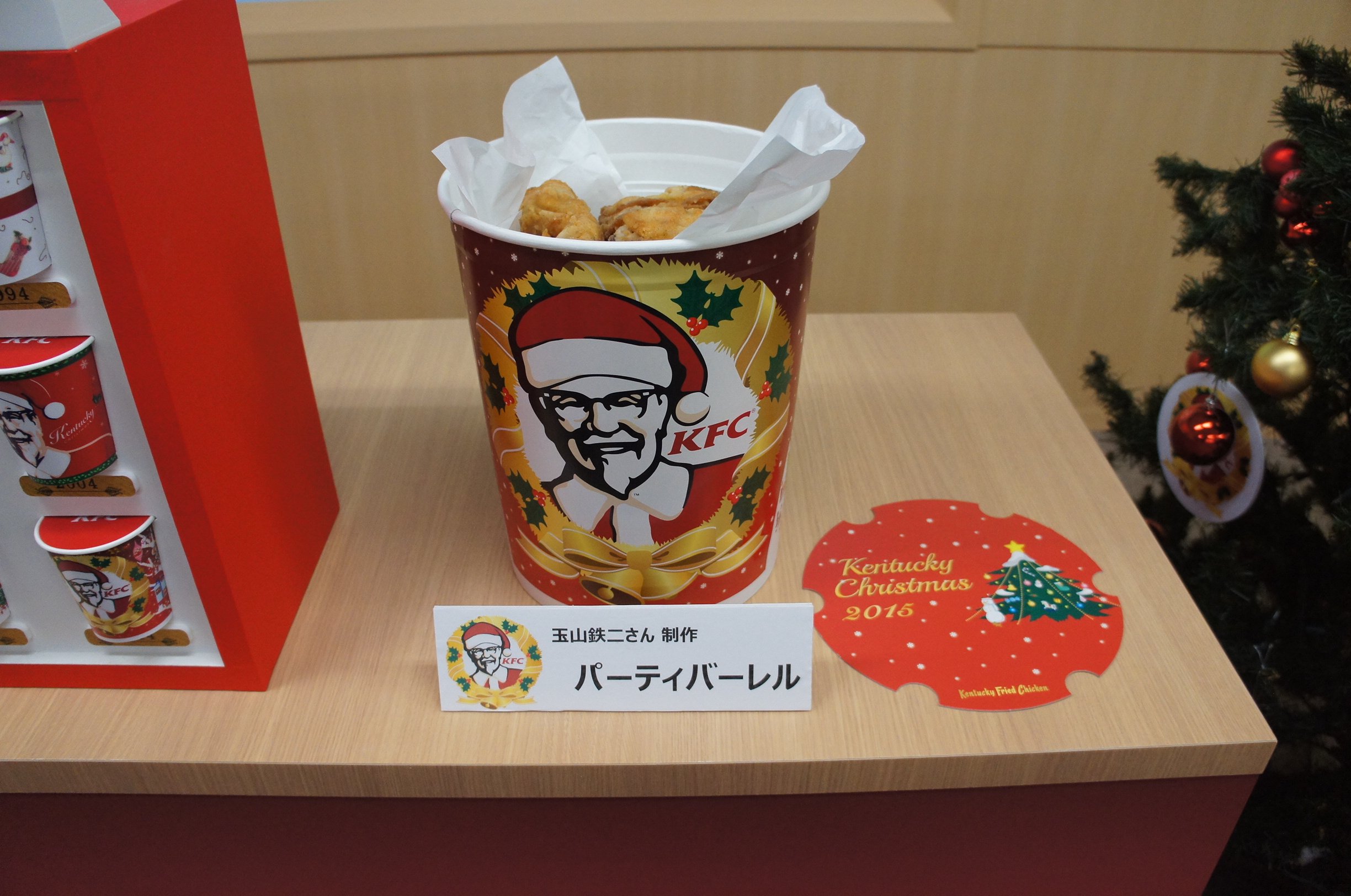 ケンタッキーフライドチキン 今年もやります クリスマス 本日行ったクリスマス の記者会見では 玉山鉄二さんがチキン作りに挑戦 今年初のパーティバーレルを作っていただきました ｪ 予約受付は明日から 今年のクリスマスも ケンタッキー