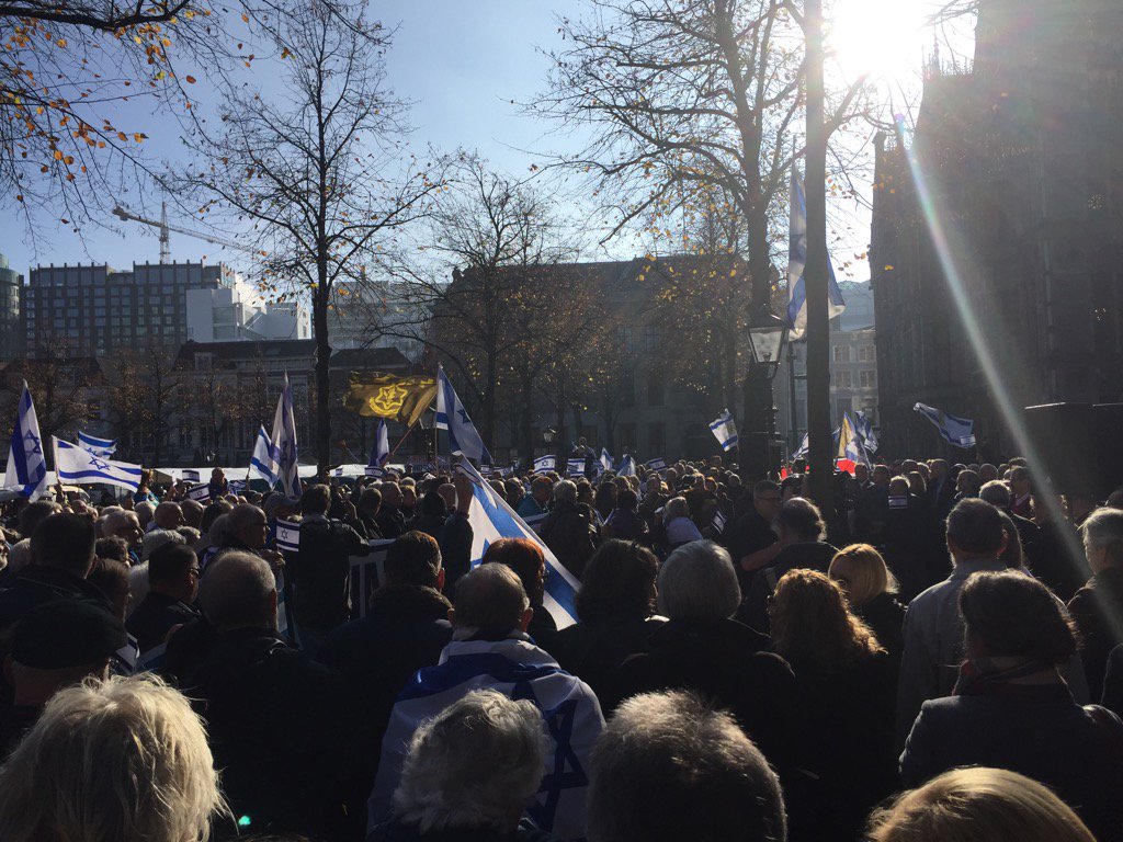 fverhoef's tweet photo. Iemand zwaait hier ook met een mooie IDF-vlag. #israeldemo https://t.co/jjuHODXg9l