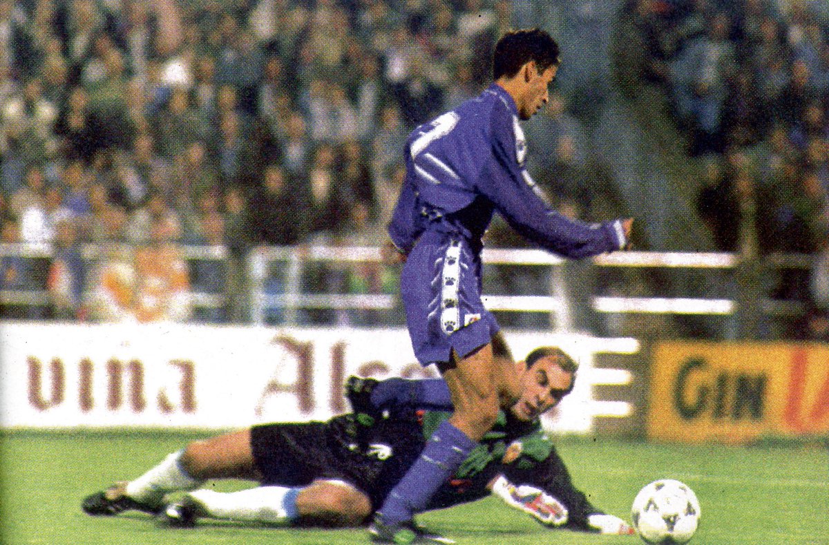 realmadrid's tweet photo. Hoy, hace 21 años un niño prodigio debutó con el Real Madrid, el resto es historia... ⚽7⃣⌛

#RMHistory #TBT https://t.co/FQKLDhNfVO