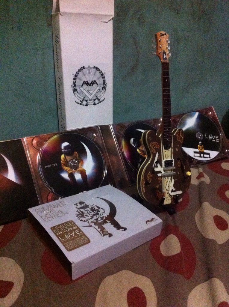 WTS : CD AVA LOVE part 1,2 + CD LOVE MOVIE &amp; MINIATUR GUITARS TOM DELONGE (gibso.... tmi.me/1f9Sql