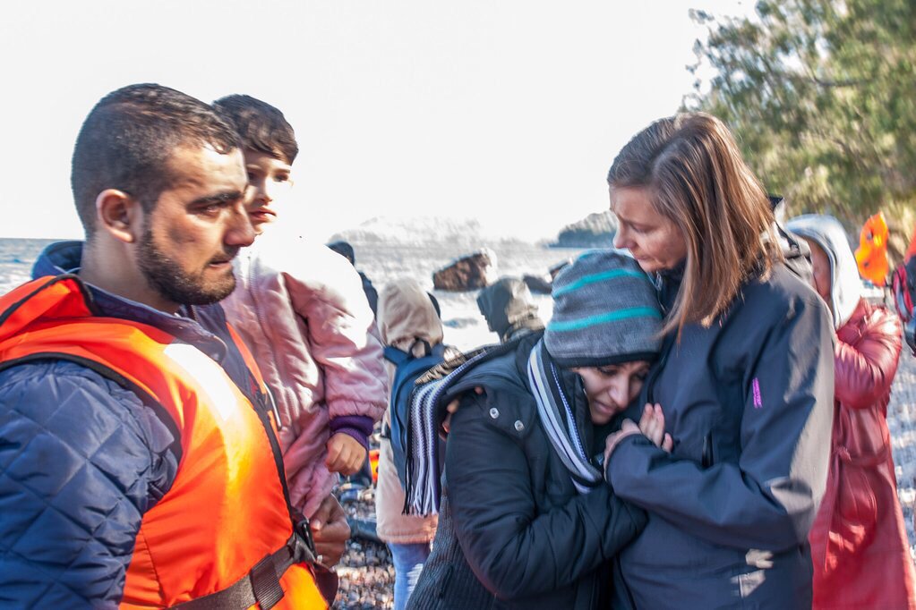 GoeringEckardt's tweet photo. Willkommen! Flüchtlinge wollen sich nach der Ankunft auf #Lesbos einfach irgendwo festhalten. #refugeeswelcome https://t.co/frV14t1ou7